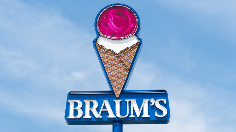 Braum's sign, which is a large ice cream