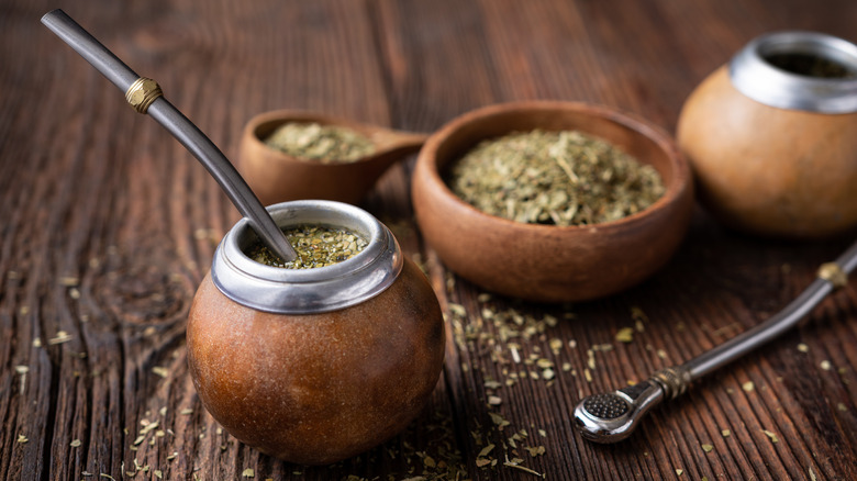ground tea leaves in containers