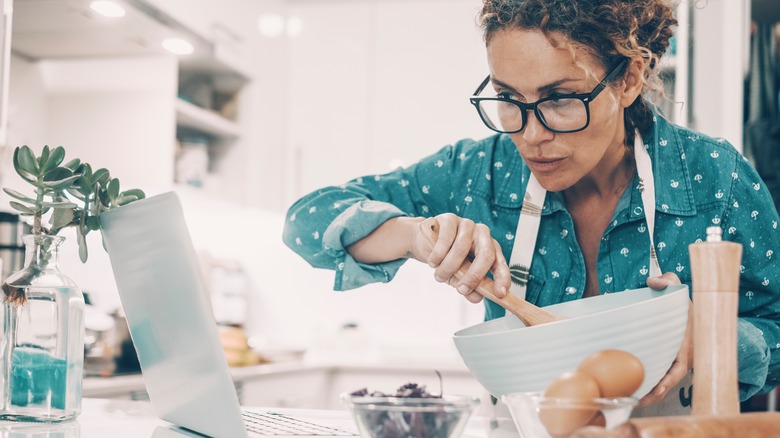 women cooking with recipe app