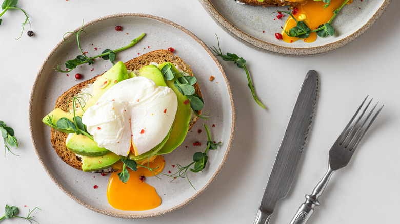 Avocado toast with egg 
