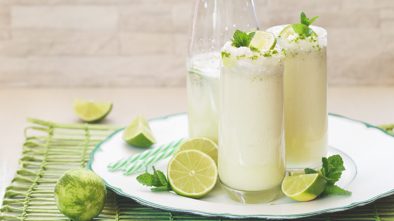 glasses of brazilian lemonade on tray