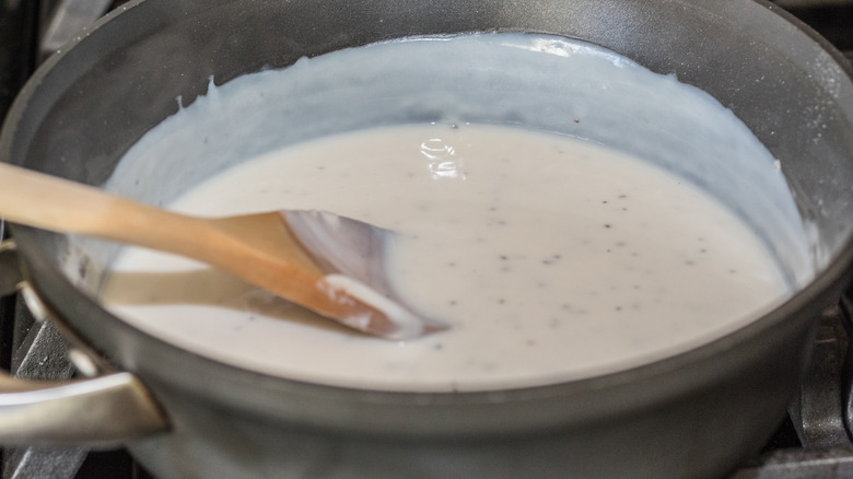 Making white country gravy 