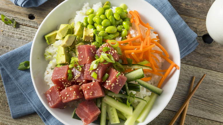 tuna poke bowl with sesame