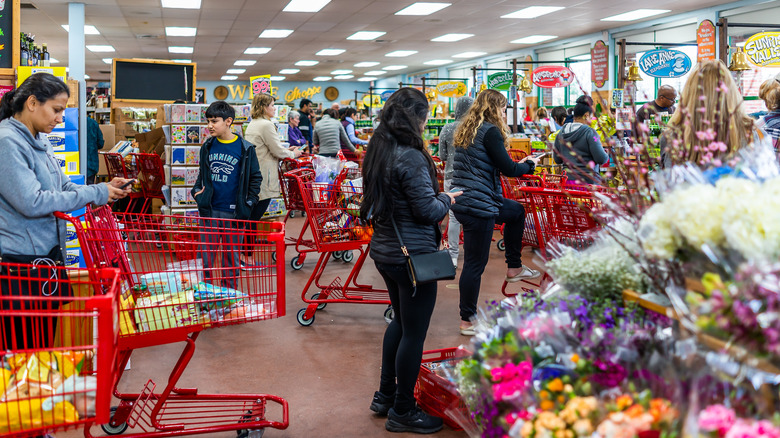 crowded trader joe's store line