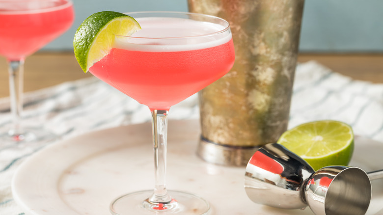 Cosmo cocktail on plate with lime