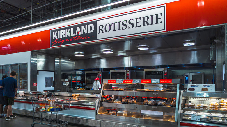 A sign signifies the Costco rotisserie chicken counter