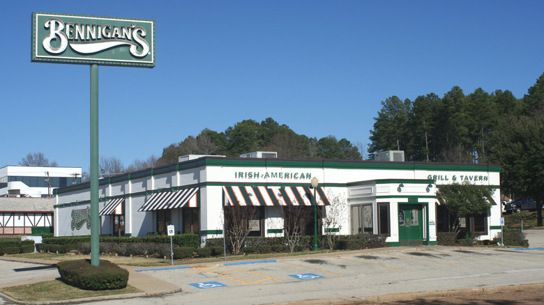 exterior of a Bennigan's restaurant