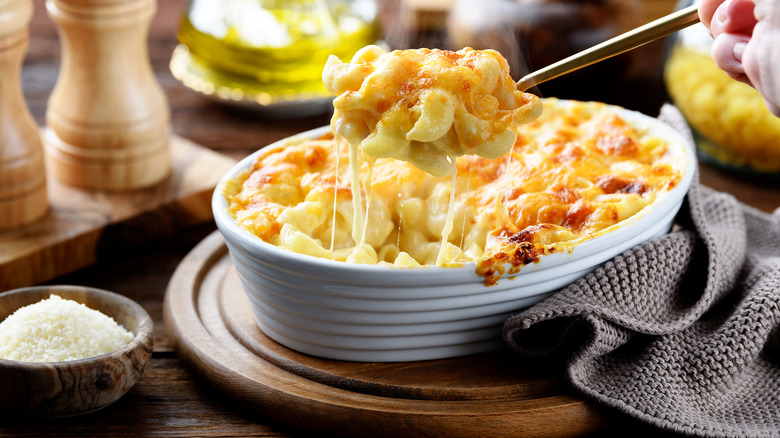 Bowl of creamy mac and cheese on a wooden plate
