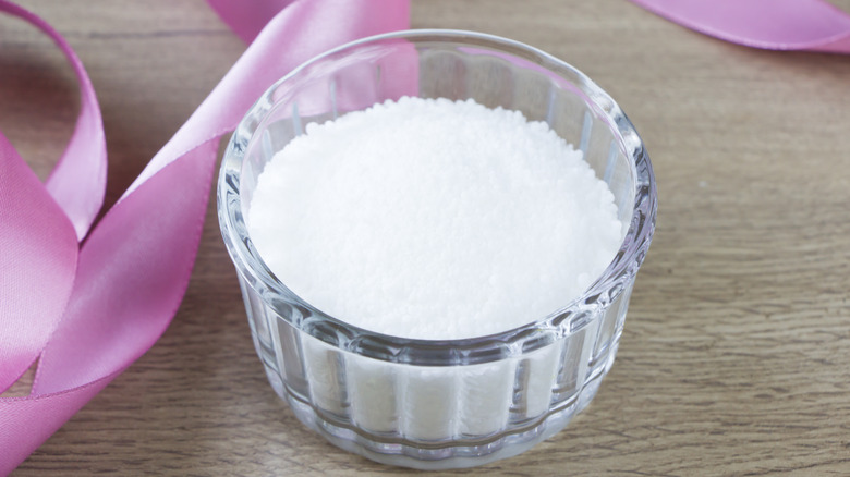 Bowl of isomalt granules