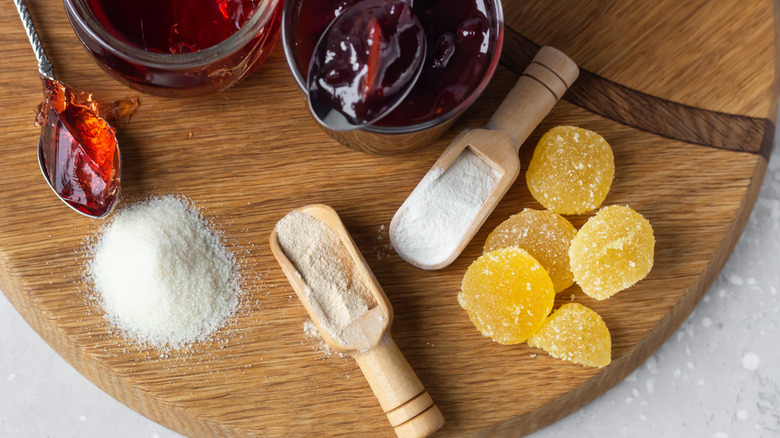 Agar-agar and gelatin on wooden board