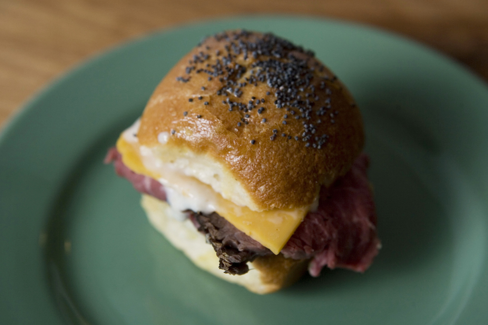 mini roast beef slider